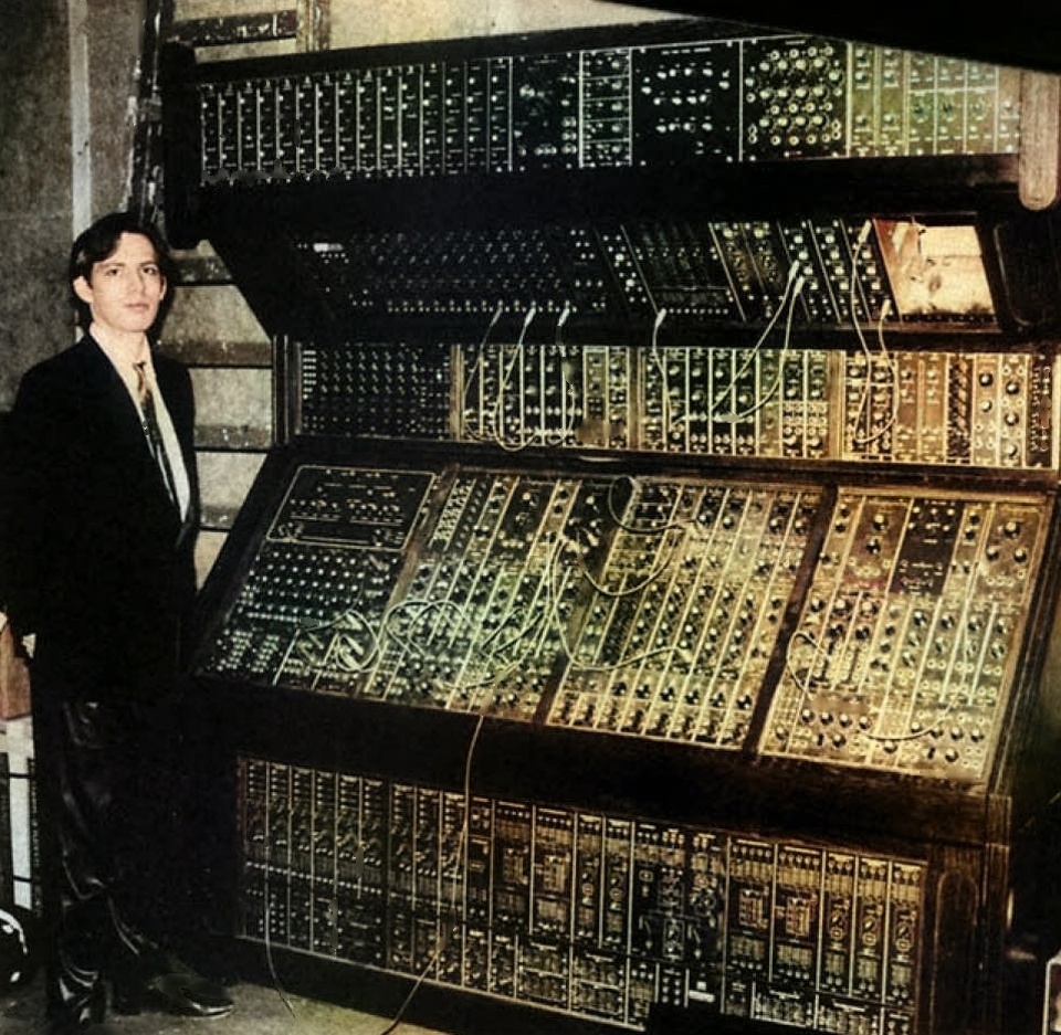 960x937, 371 Kb / Ханс Циммер, синтезатор, Hans Zimmer, провода, композитор, Moog, музыкант