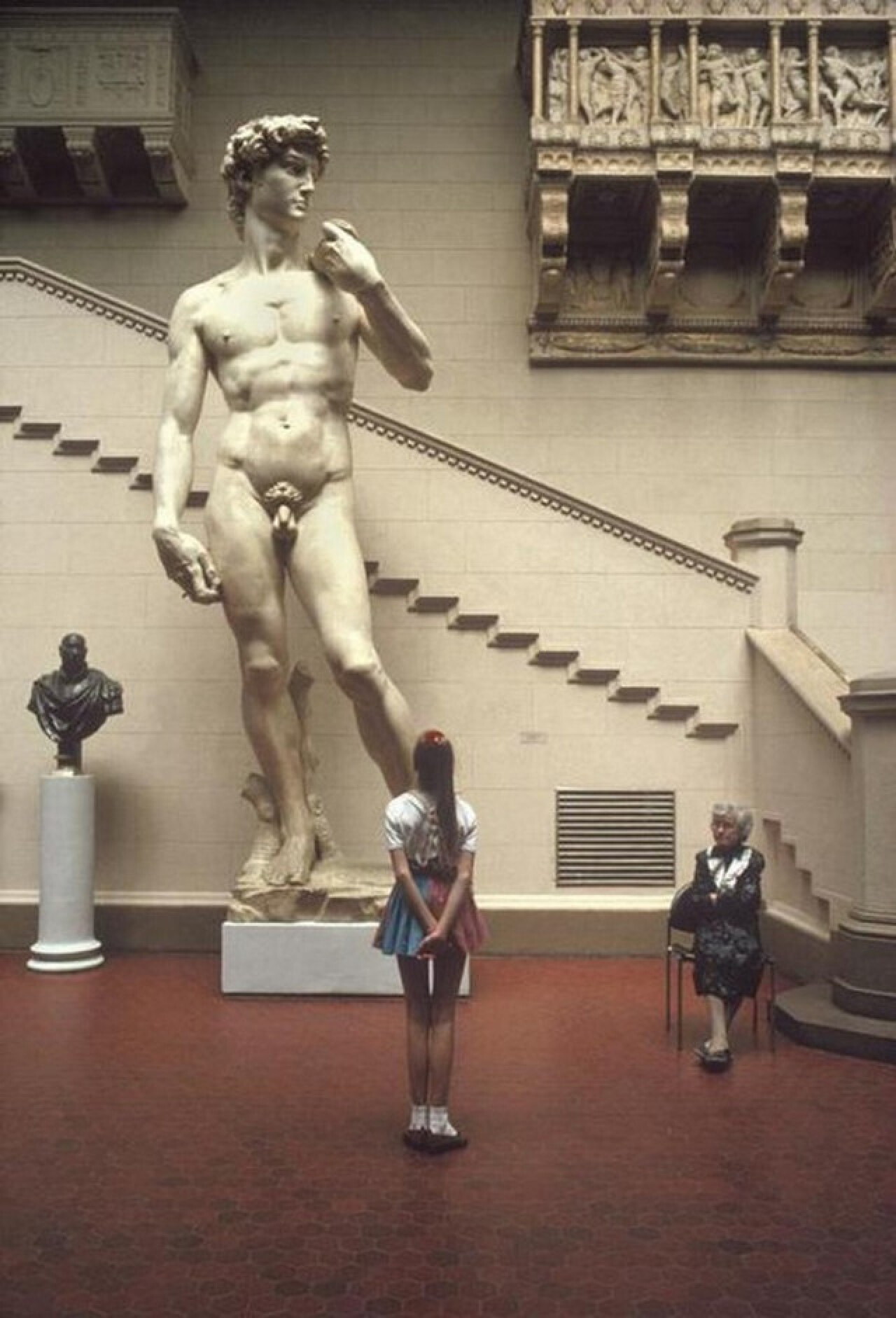 1280x1882, 323 Kb / статуя, давид, микеланджело, девочка, лестница