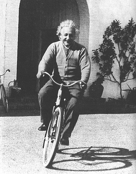 471x600, 75 Kb / Альберт Эйнштейн, ч/б, велосипед