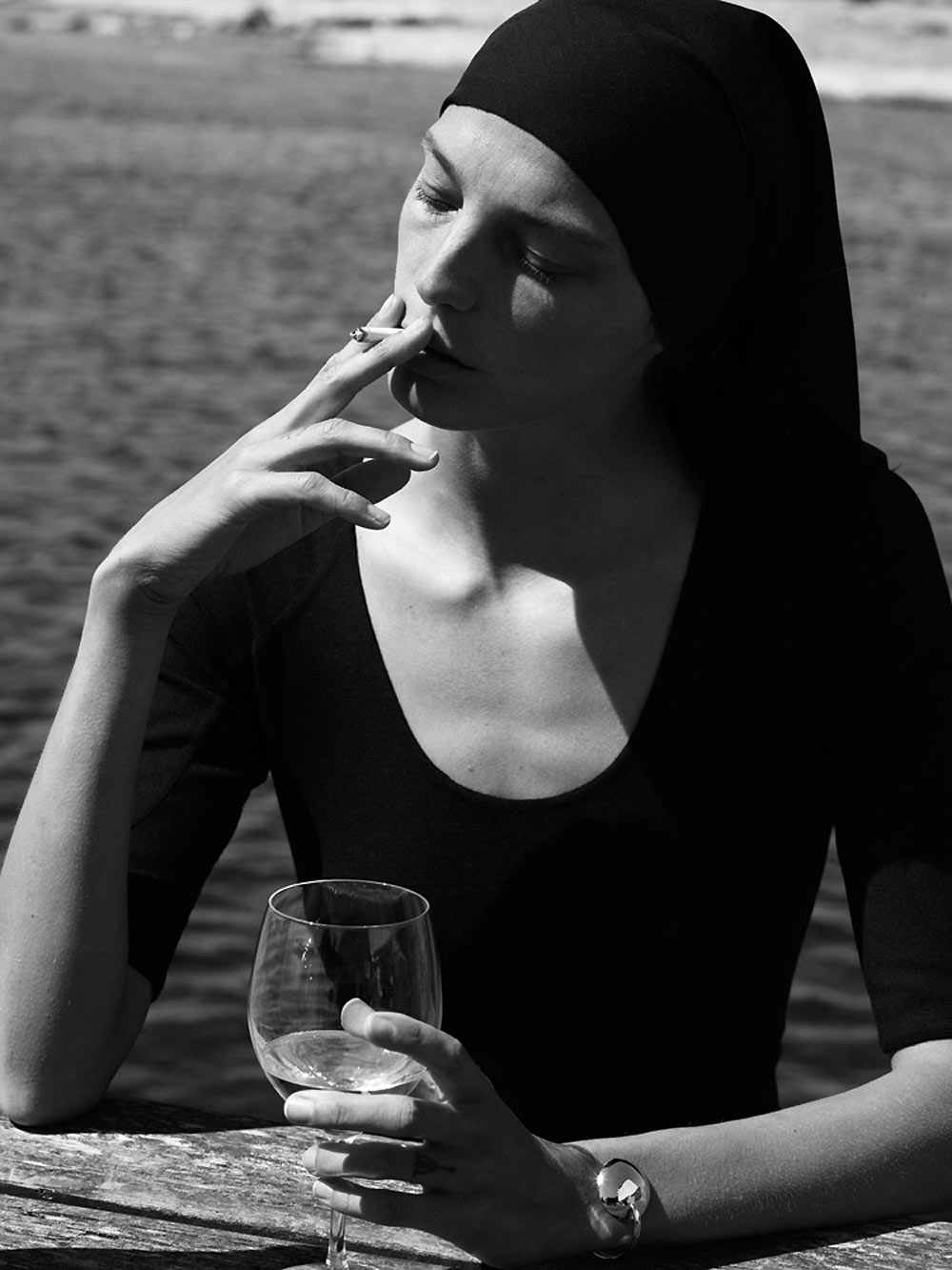 1000x1333, 137 Kb / сигарета, бокал, браслет, черное, ч/б, Daria Werbowy