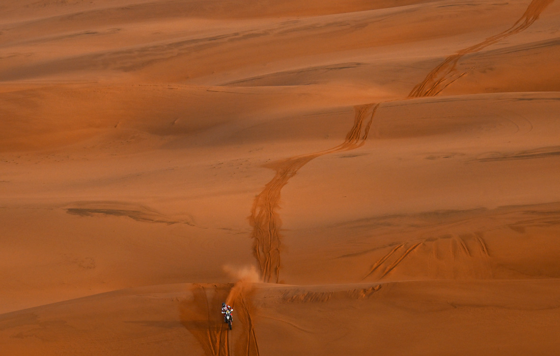 1100x700, 153 Kb / песок, барханы, мотоцикл, Дакар, Саудовская Аравия