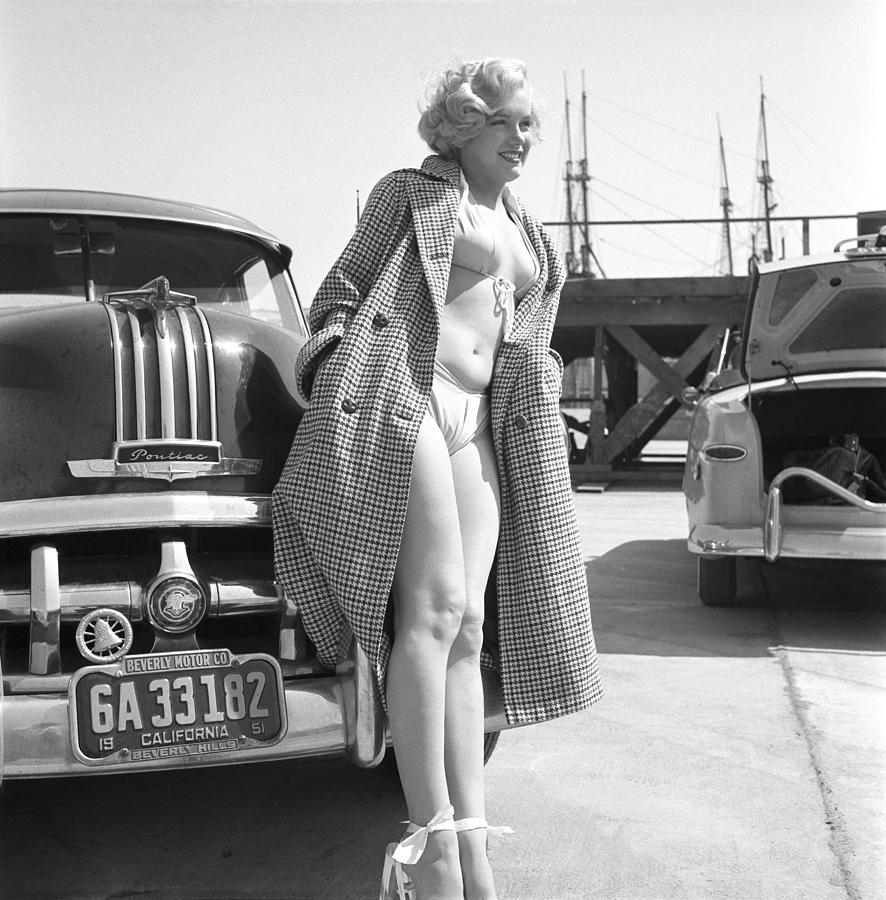 886x900, 179 Kb / Мэрилин Монро, автомобиль, Pontiac, ч/б, LosAngeles, California, Marilyn Monroe