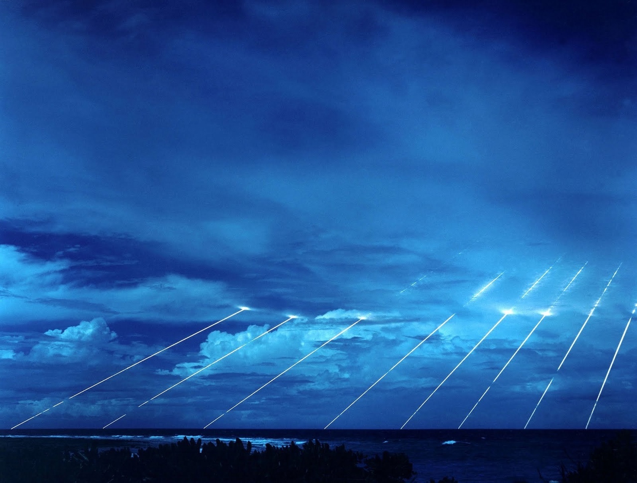 1280x970, 318 Kb / ракета, линии, небо, облака, США, боеголовка, испытания, след, траектория