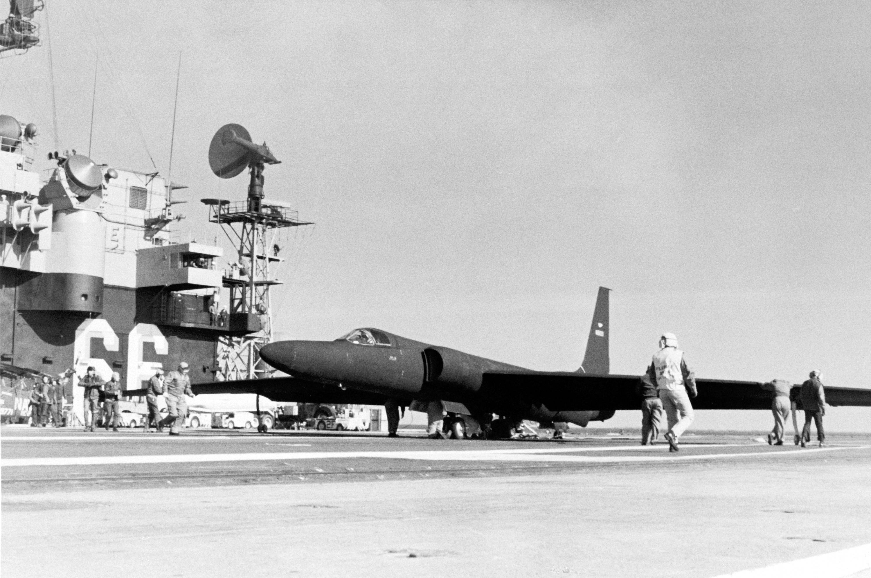 3000x1991, 560 Kb / ч/б, самолет, палуба, авианосец, США, U-2, разведчик