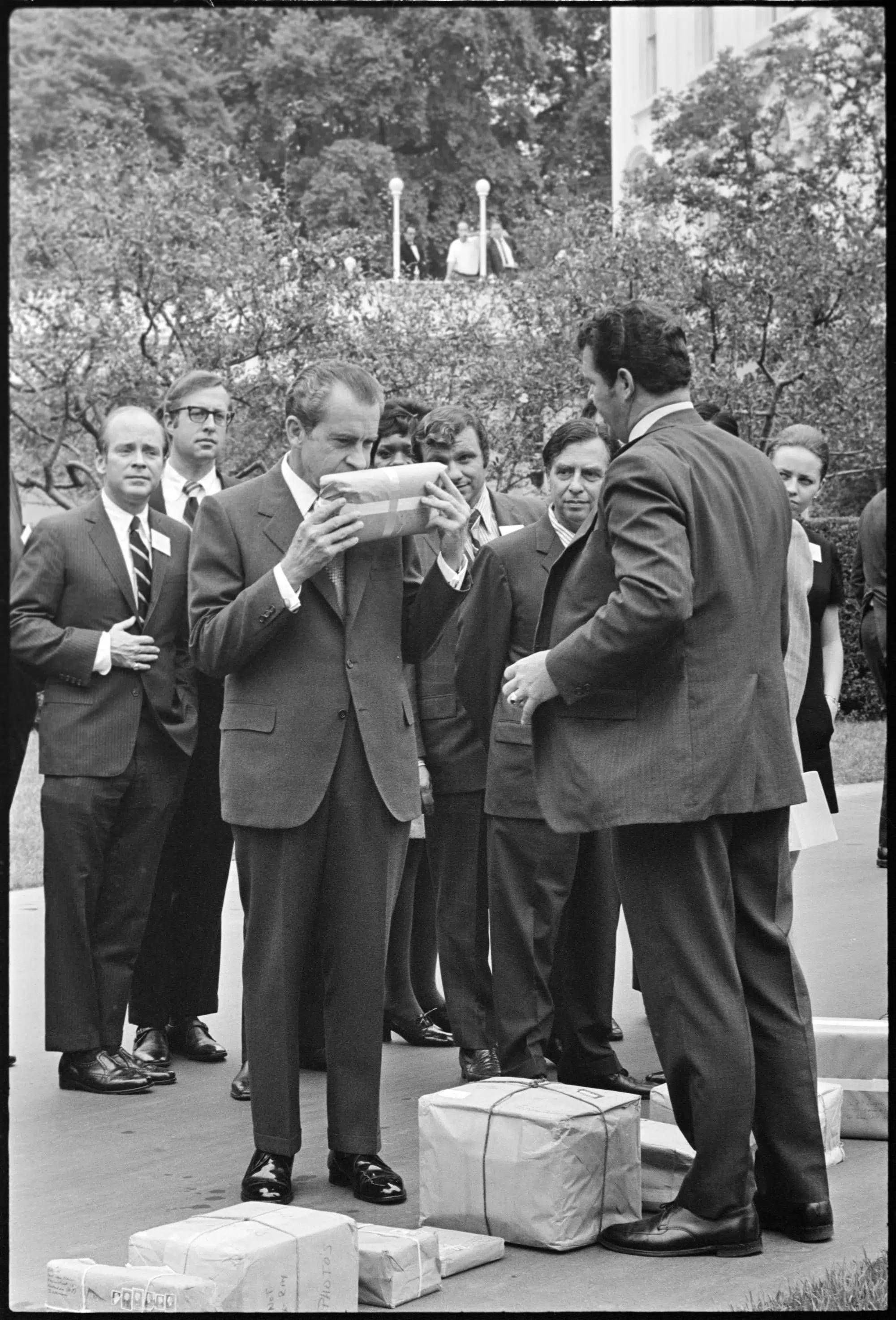 2000x2945, 633 Kb / ч/б, Ричард Никсон, нюхает, пакет, сверток, коробка, пиджак, галстук, президент, США, марихуана