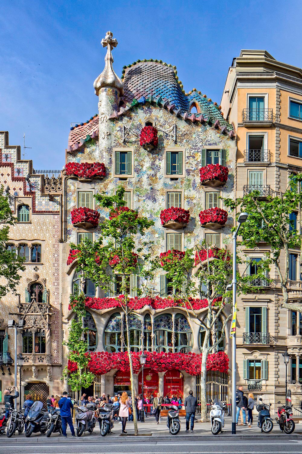 1000x1500, 630 Kb / стена, цветы, ротозеи, мотоциклы, байки, архитектура, балконы, Антонио Гауди, Барселона