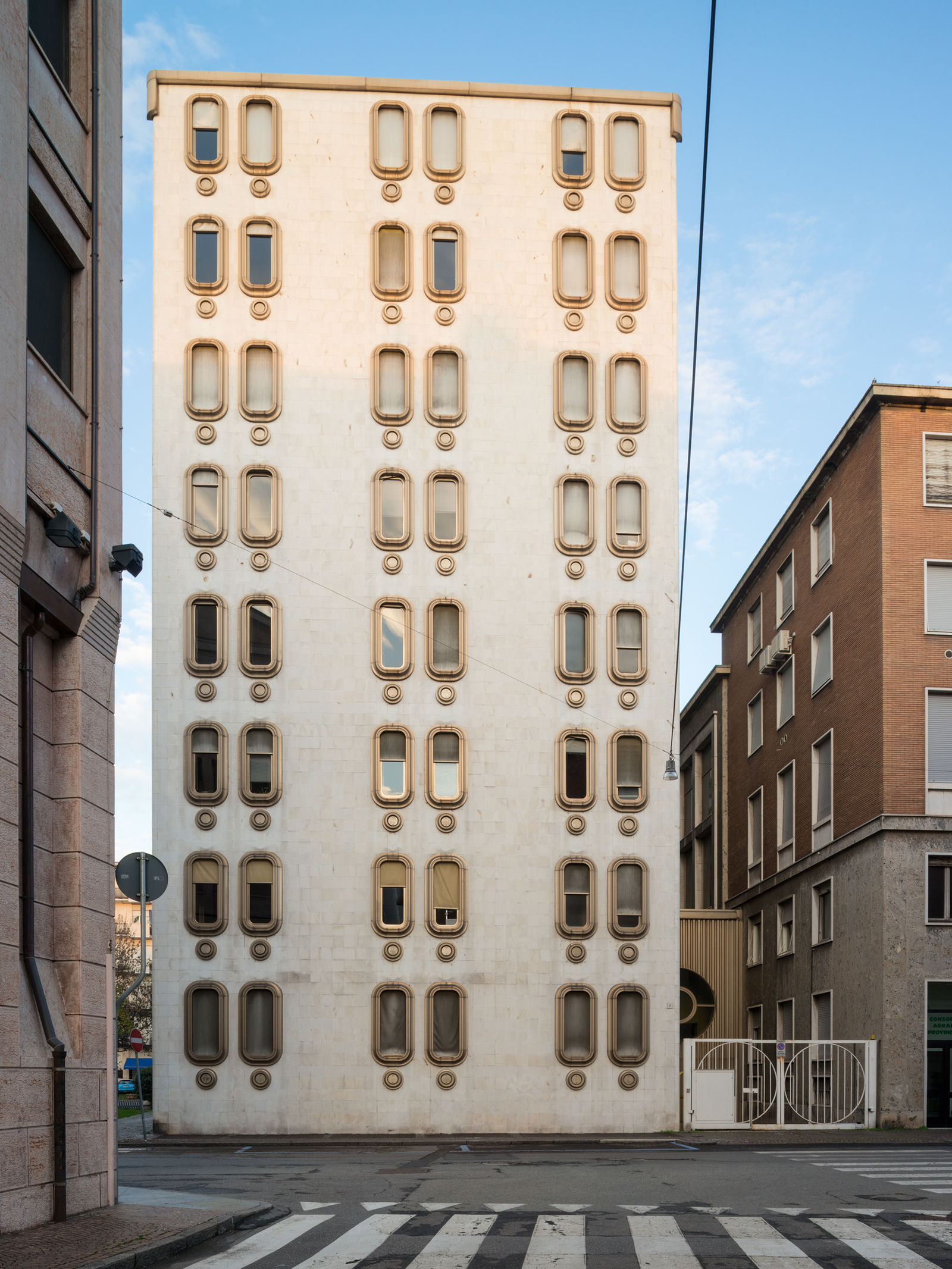 1600x2133, 541 Kb / Enrico Villani, Италия, здание, окна, иллюминатор, архитектура, город