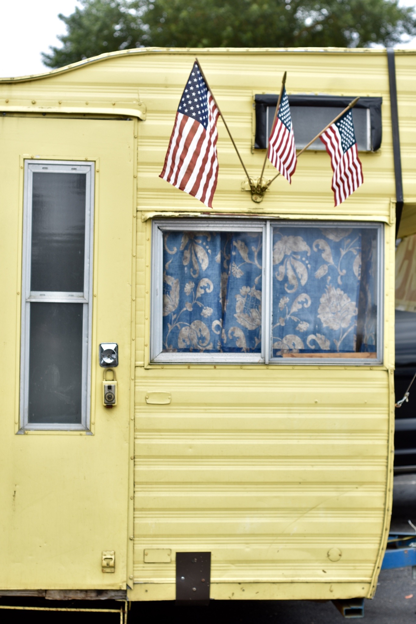 1365x2048, 457 Kb / Трейлер, дом, фургон, флаг, США, окно
