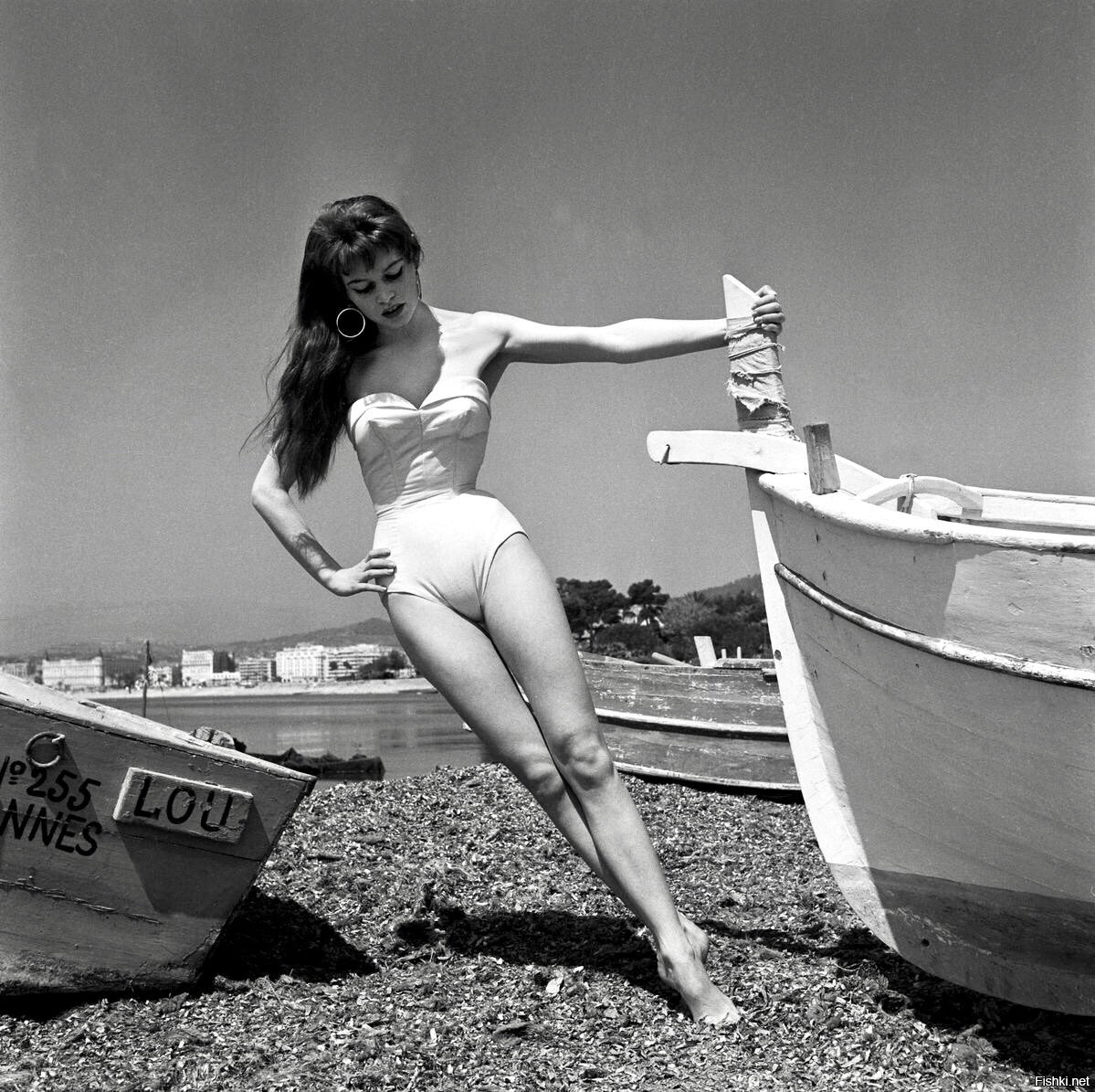 1199x1195, 310 Kb / Brigitte Bardot, Брижит Бардо, боди, серьги, лодки, вода, берег, ч/б