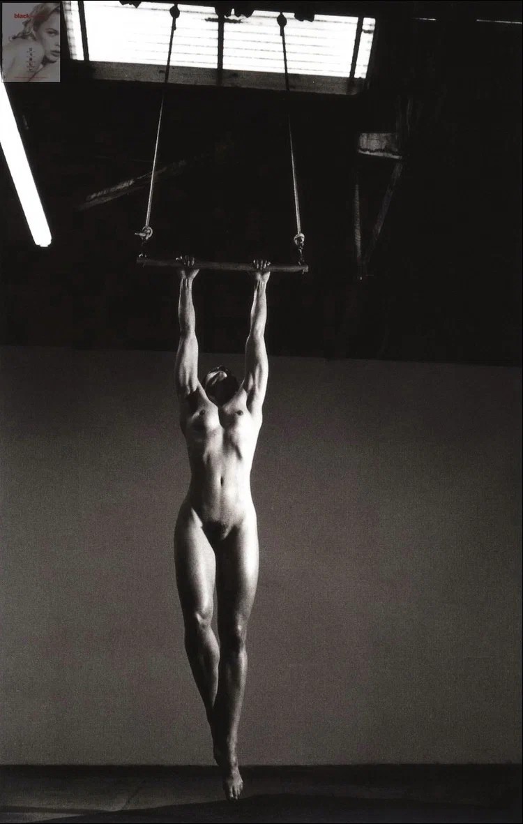 750x1181, 124 Kb / ч/б, Helmut Newton, голая, перекладина, окно, лампа, светильник, трапеция, мохнатка