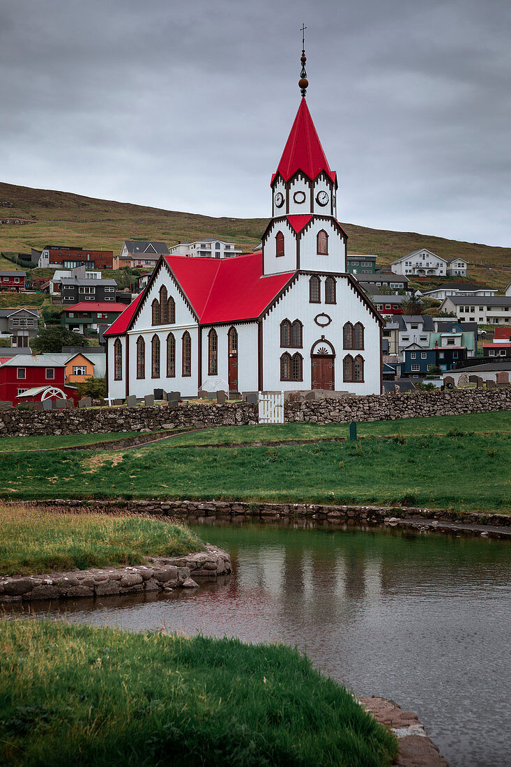 733x1100, 261 Kb / Фарерские острова, дом, трава, домик в деревне, часовня, крест, церковь