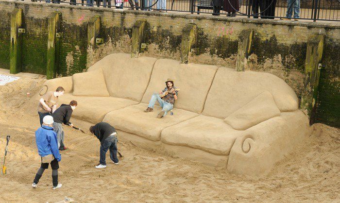 700x418, 82 Kb / диван, песок, скульптура