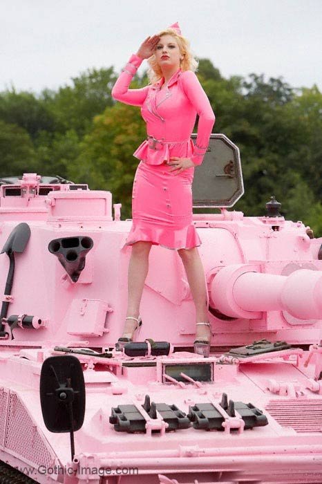 466x700, 62 Kb / девушка, танк, розовый, гламур