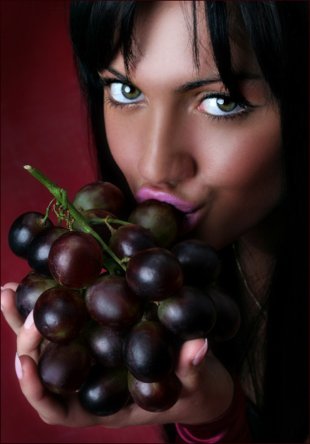 435x624, 107 Kb / девушка, виноград, гроздь