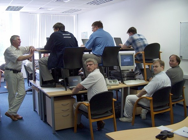 600x448, 82 Kb / двухъярусный, стол, работники, сотрудники, офис, компьютеры