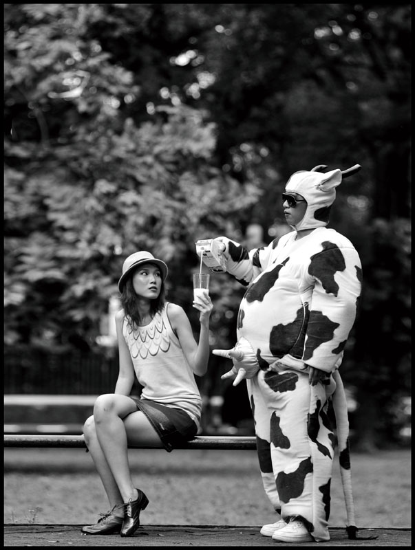 603x800, 124 Kb / девушка, молоко, корова, костюм, ч/б