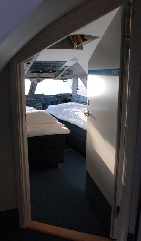 468x800, 51 Kb / отель, кровать, кабина, самолет
