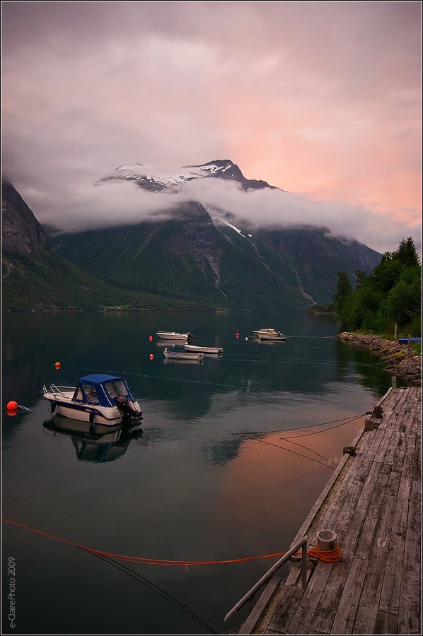 598x900, 106 Kb / норвегия, озеро, пристань, гора, пейзаж, катера