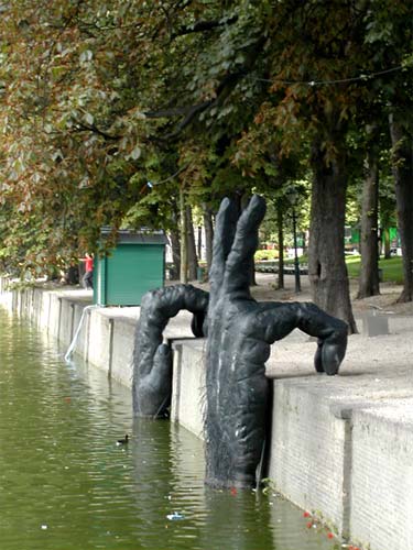375x500, 40 Kb / руки, скульптура, вода, набережная