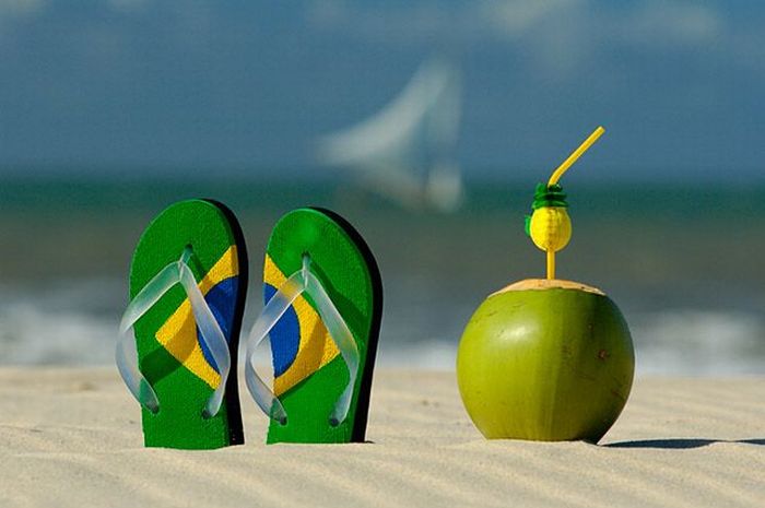 700x465, 40 Kb / бразилия, тапки, пляж, фрукт