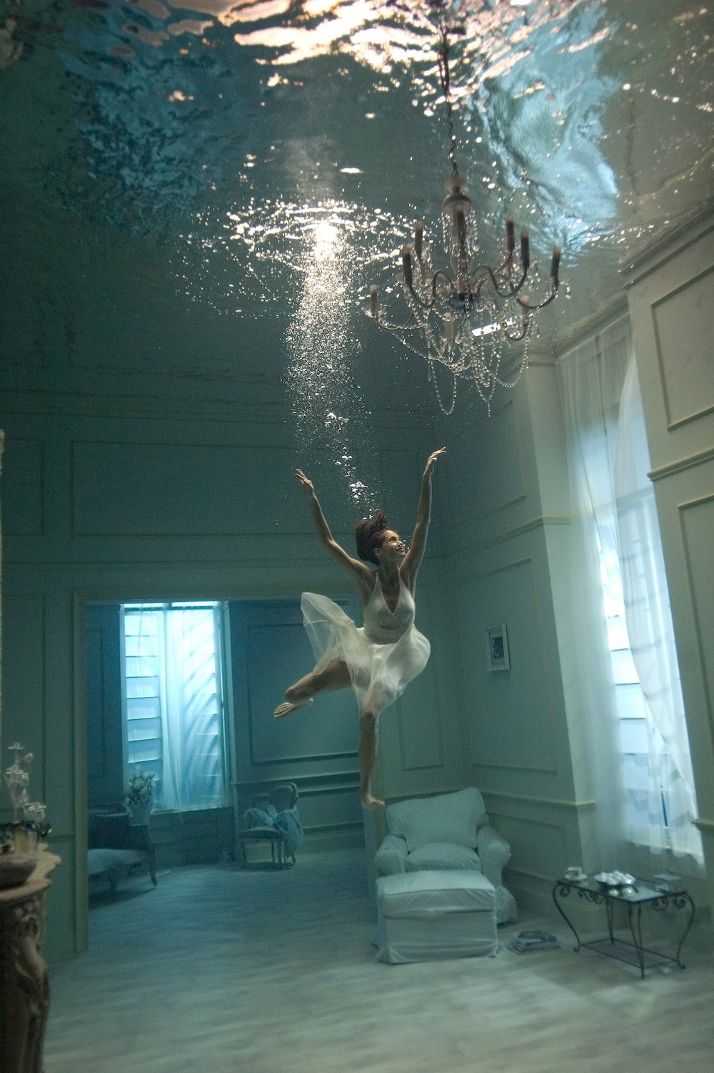 1000x1504, 249 Kb / под водой, балерина, люстра, пузыри