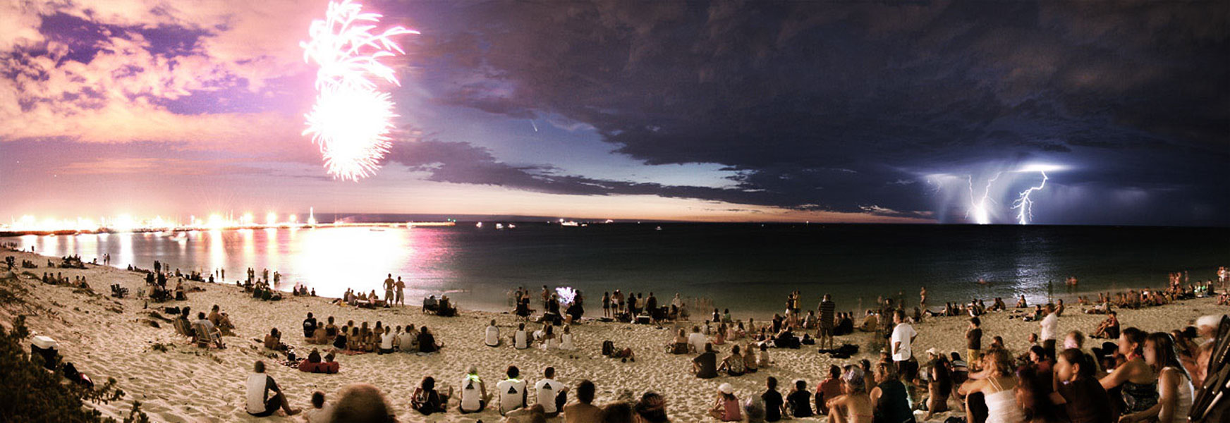 1744x600, 218 Kb / австралия, панорама, молния, комета, фейерверк