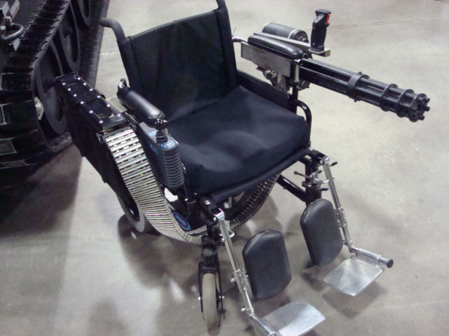 640x480, 58 Kb / инвалидное кресло, пулемет
