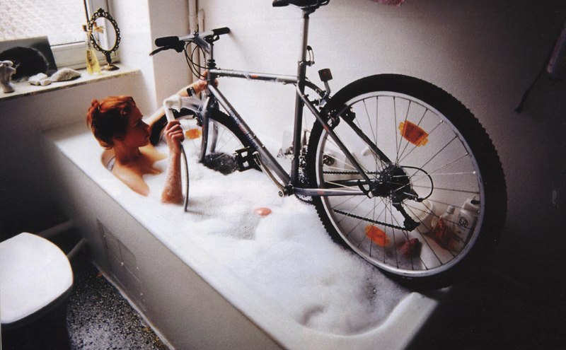 800x495, 77 Kb / девушка, рыжая, ванная, душ, вода, пена, велосипед