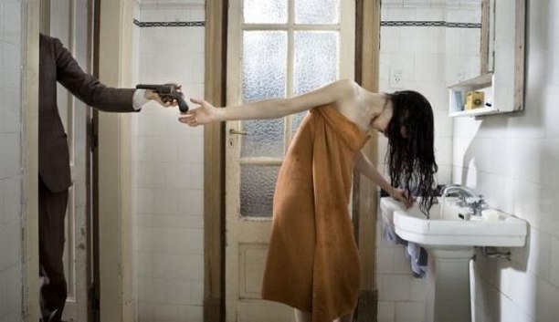 612x353, 38 Kb / девушка, ванная, волосы, рука, пистолет