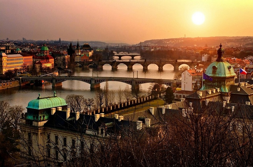 977x647, 279 Kb / Чехия, Прага, пейзаж, дома, мосты, река, солнце, закат
