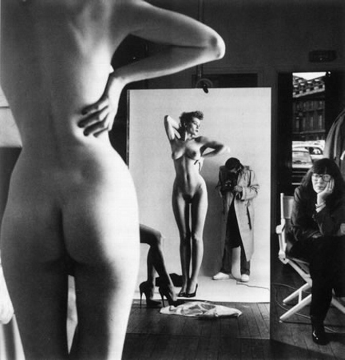 672x700, 83 Kb / Helmut Newton, зеркало, фотограф, модель, Автопортрет с женой и моделью