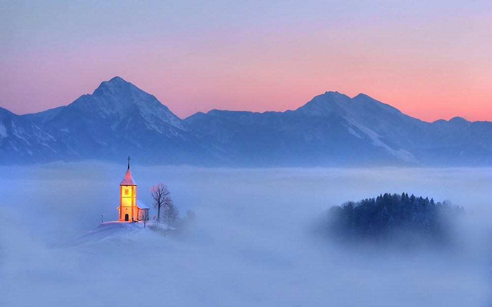 999x624, 72 Kb / туман, горы, церковь, часовня