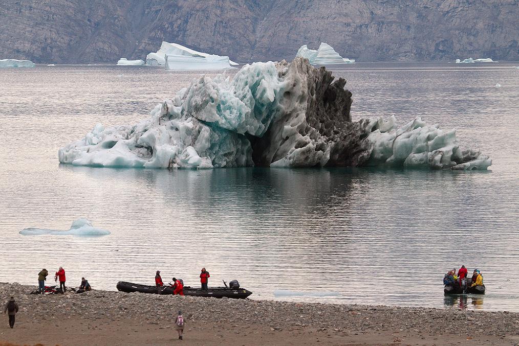 1014x677, 165 Kb / Гренландия, айсберг, море, туристы