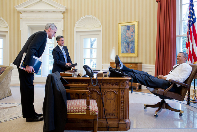 640x427, 198 Kb / Обама, ноги, стол, поклон