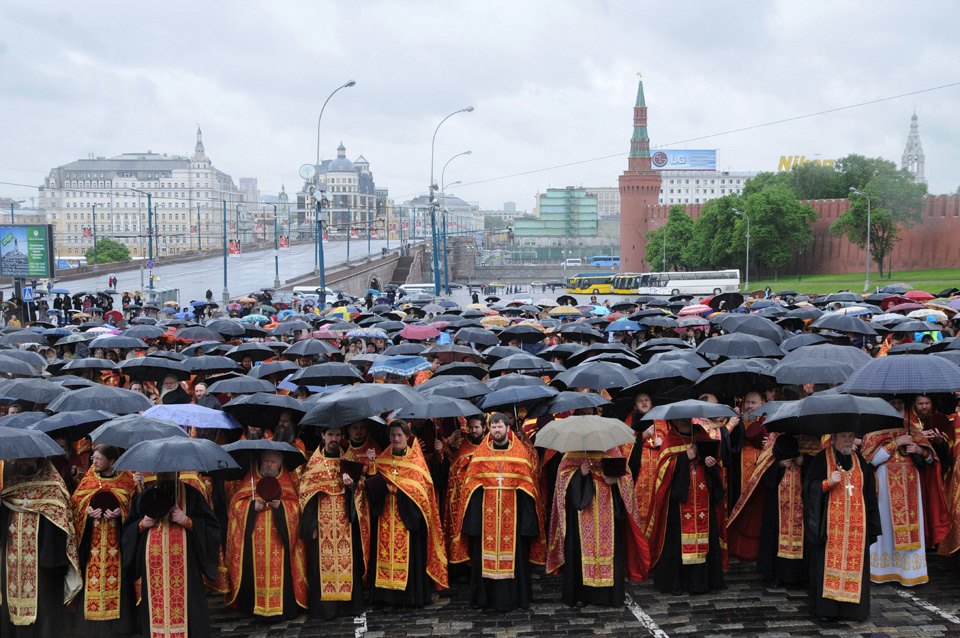 960x638, 164 Kb / москва, кремль, дождь, зонтики, священники, попы