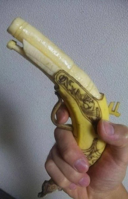 430x667, 60 Kb / банан, пистолет
