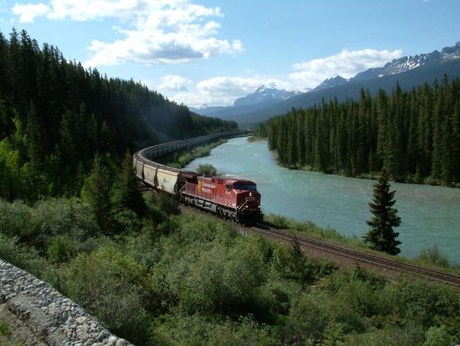 665x500, 82 Kb / Канада, поезд, горы, река, лес, состав, ж/д, пейзаж