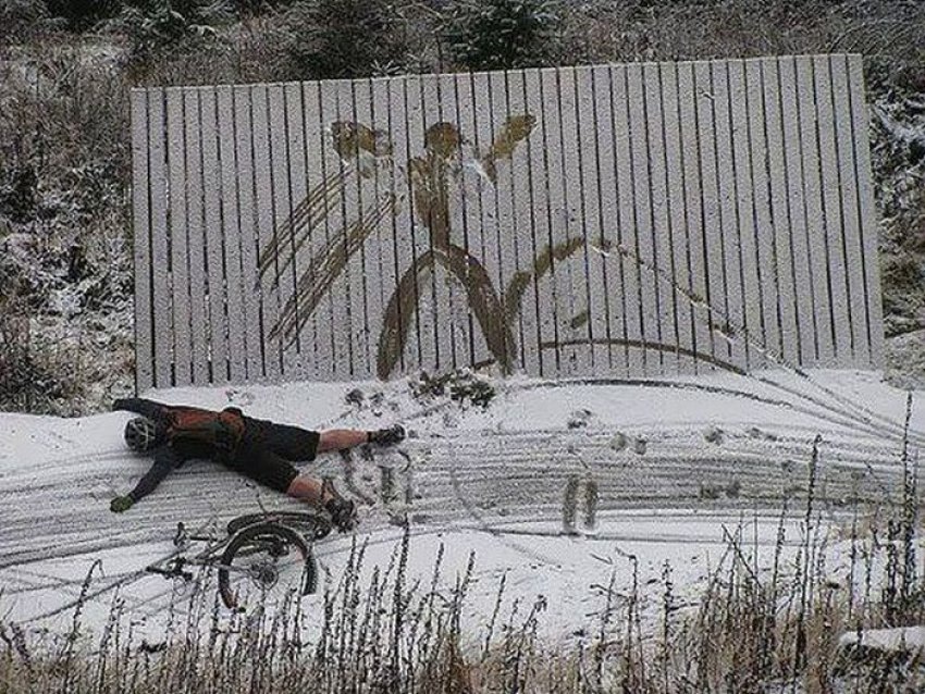 850x638, 272 Kb / велосипед, забор, снег, отпечаток, падение