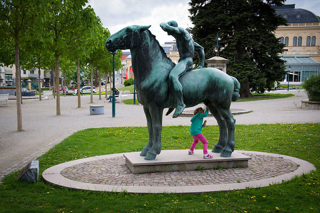 1080x720, 282 Kb / скульптура, конь, наездник, ребёнок, трава, одуванчик