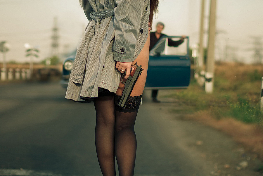 Девушка в чулках с пистолетом