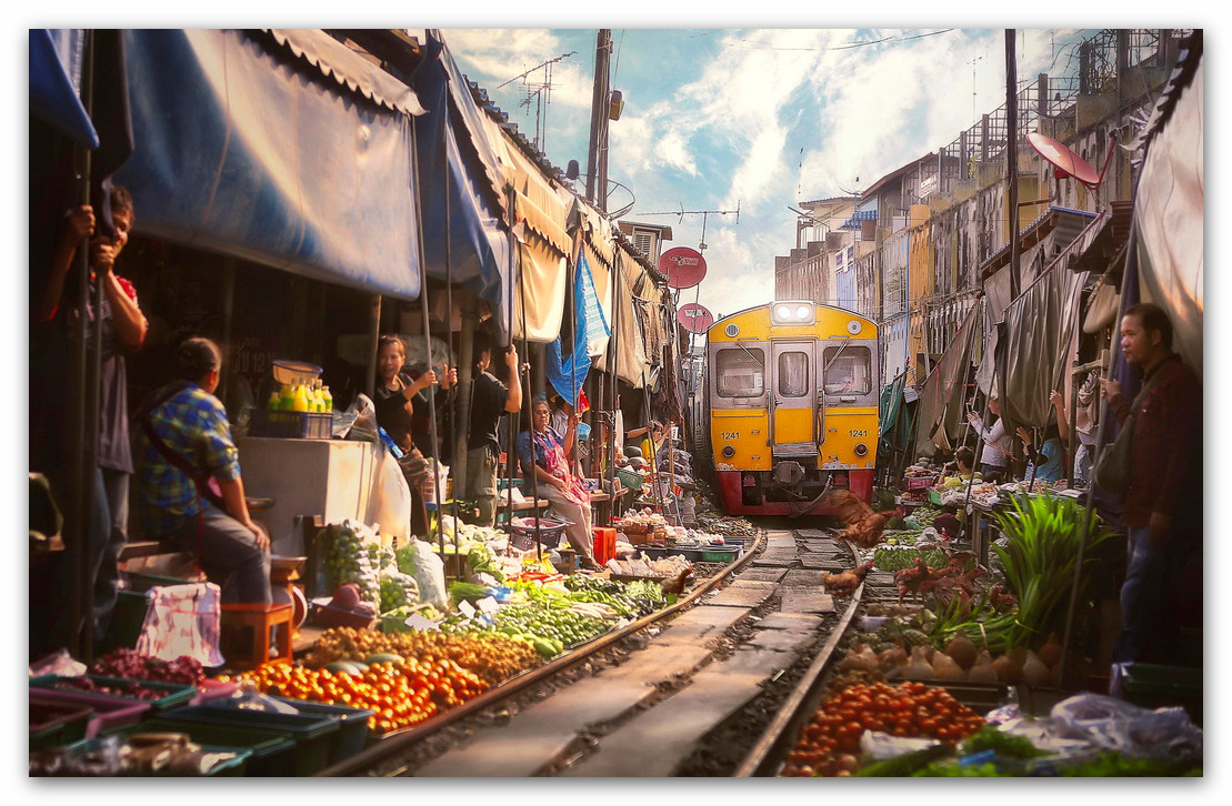 1109x726, 308 Kb / бангкок, рынок, поезд, овощи, фрукты, рельсы