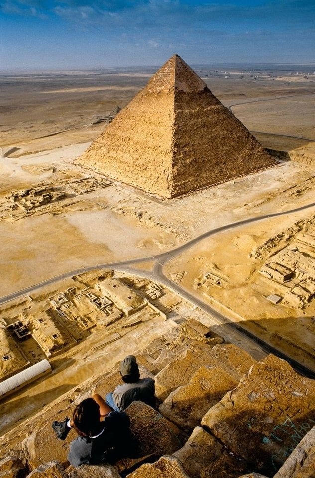 633x960, 298 Kb / туристы, пирамида, песок, египет