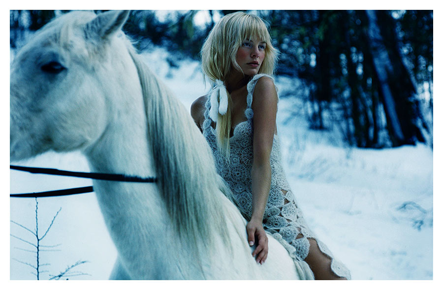 900x590, 98 Kb / девушка, блондинка, конь, снег, зима
