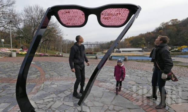 620x370, 189 Kb / Киев, гигантские, розовые, очки, политота
