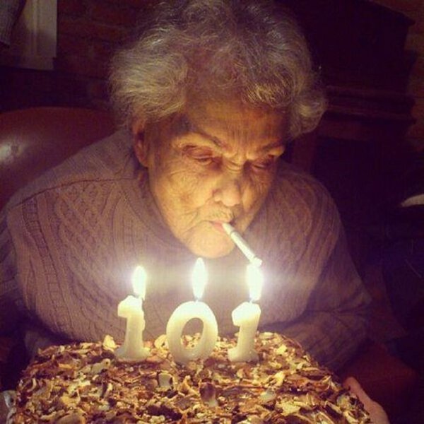 600x600, 60 Kb / бабушка, сигарета, торт, 101, свечи