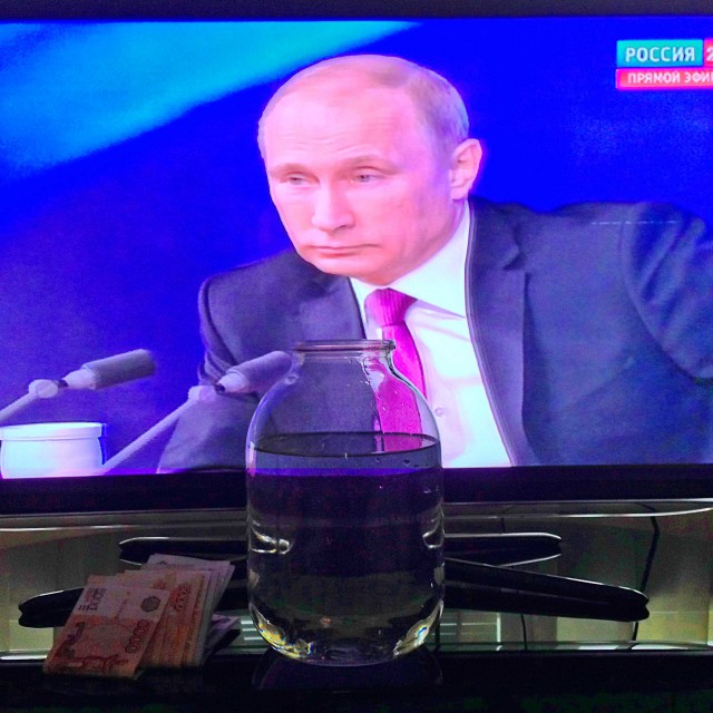 640x640, 91 Kb / Путин, вода, рубли, заряжает