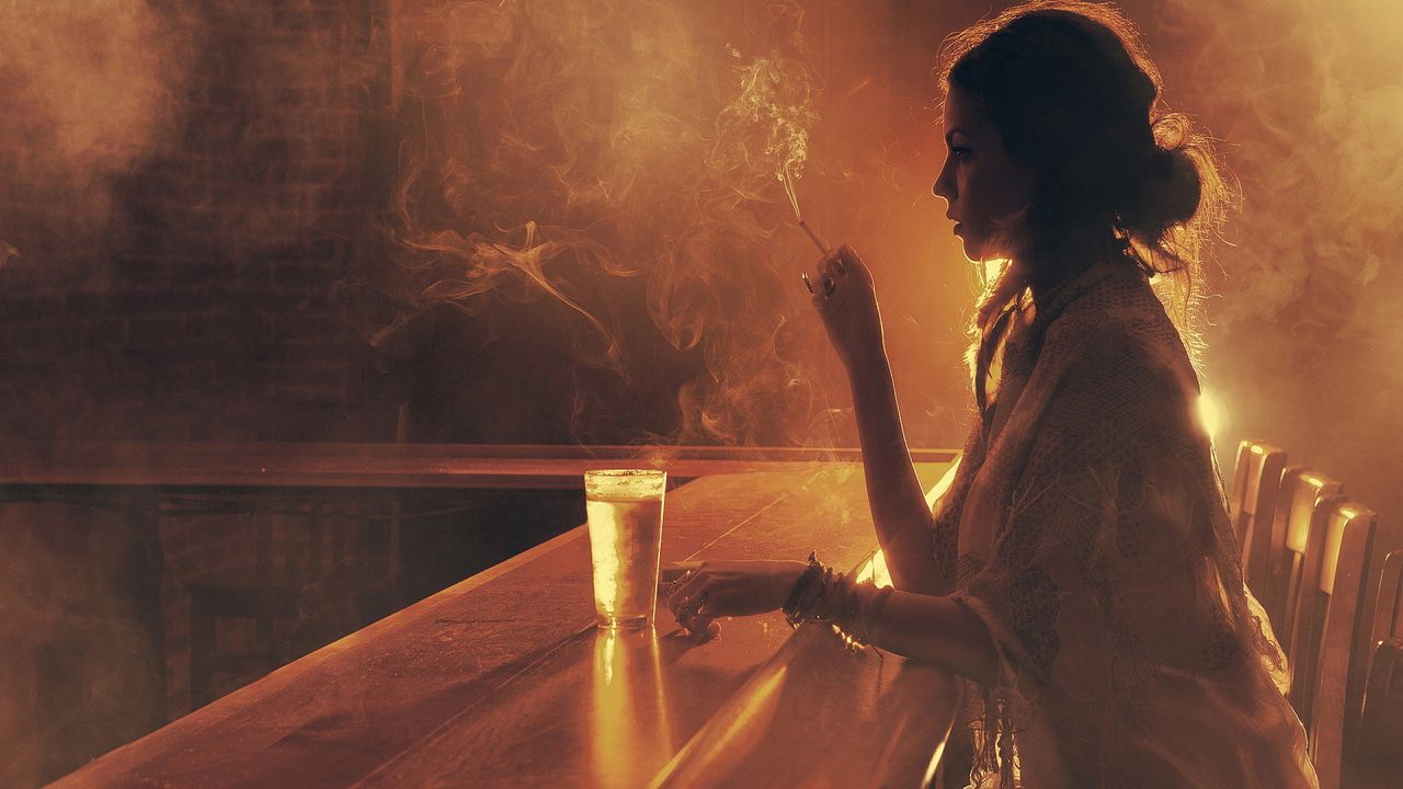 1280x720, 108 Kb / девушка, сигарета, дым, стакан, барная стойка