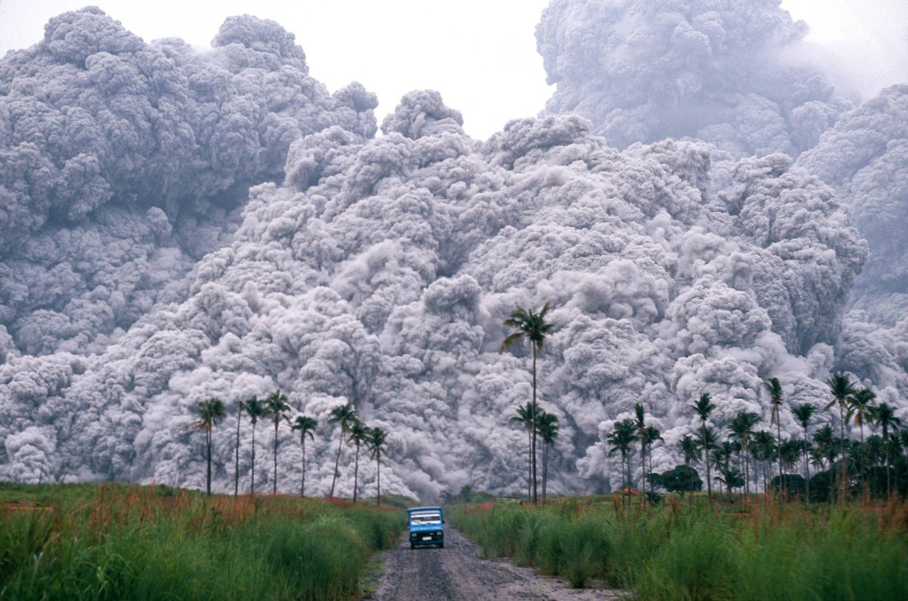 1280x847, 336 Kb / извержение, облако, пепел, автомобиль, пальма