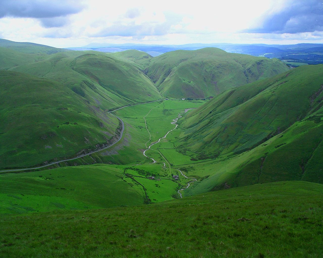 1280x1024, 198 Kb / Долина, горы, холмы, река, дорого, зелень, Шотландия