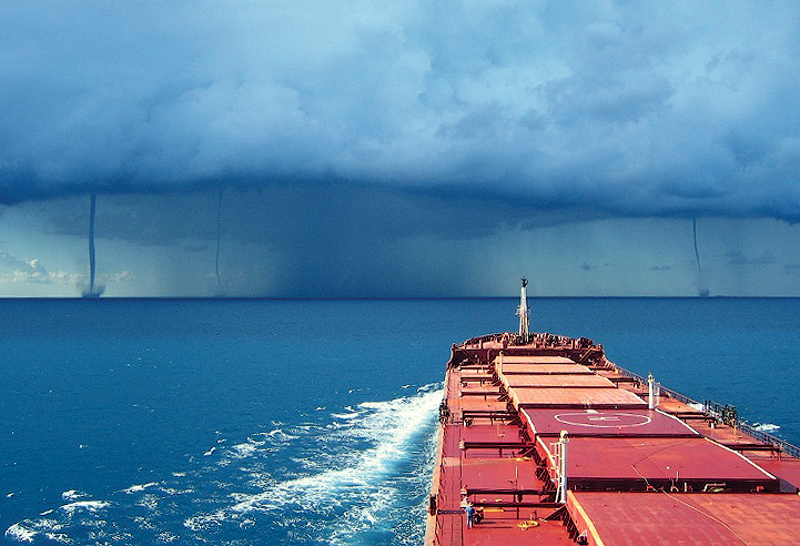 721x492, 159 Kb / Корабль, море, облака, шторм, смерч, танкер